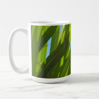 Taza De Café Hojas Verdes, Luz Solar y Cielo Azul