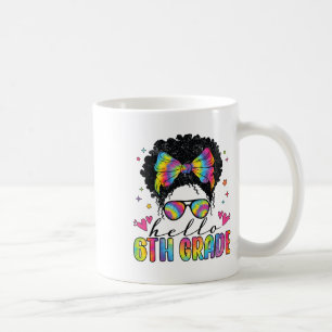 Taza De Café Hola profesora negra de sexto grado de vuelta al c