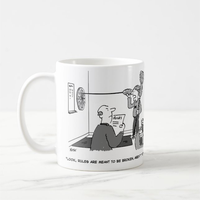 Taza De Café Hombre haciendo trampa jugando un juego de dardos (Izquierda)