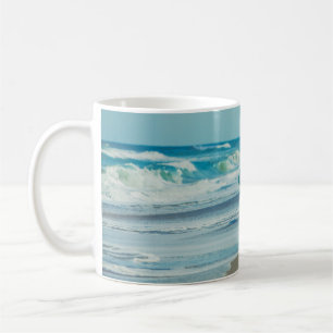 Taza De Café Hombre llevando tabla de surf en la playa