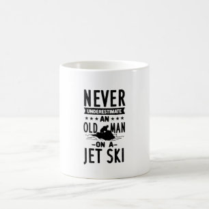 Taza De Café Hombre Mayor En Una Esquí De Jet