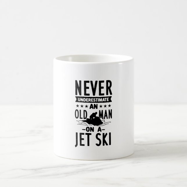Taza De Café Hombre Mayor En Una Esquí De Jet (Centro)