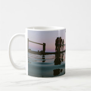Taza De Café Hombre salta en medio del aire en cuerpo de agua