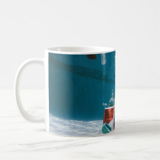 Taza De Café Hombre sentado en una silla bajo el agua con fondo (Izquierda)