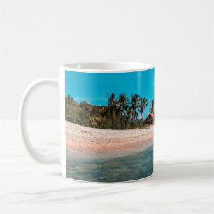 Taza De Café Hombre sostiene tabla de surf en cuerpo de agua