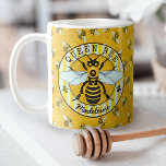 Taza De Café Honeybee Bumblebee Queen Bee Bonito | Personalizad<br><div class="desc">Esta taza de abeja dulce tiene una imagen original, dibujada a mano, de una abeja amarilla y negra en un fondo rayado. Tiene alas blanco-azules chismosas que se extienden como si estuviera lista para volar. Detrás de ella, abejas zumban en la colmena del panal de miel. Este diseño inspirado en...</div>