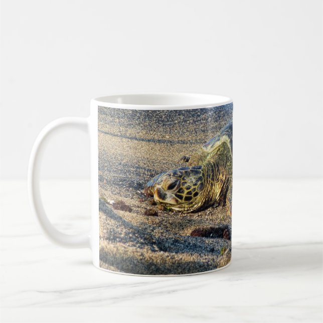 Taza De Café Honu que descansa sobre la arena (Izquierda)