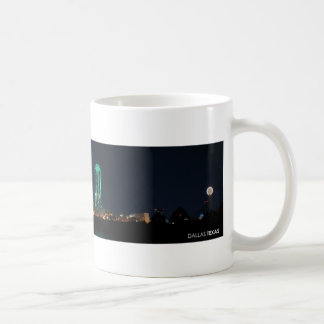 Taza De Café Horizonte de Dallas, Tejas en la noche