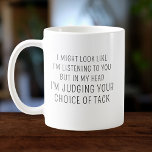 Taza De Café Horse Lover Equestrian Gift Funny Custom Name<br><div class="desc">Puede que parezca que te estoy escuchando,  pero en mi cabeza estoy juzgando tu elección de tacón. ¡Esta mugre graciosa es un lindo regalo ecuestre para cada amante de los caballos y fanático de la equitación! Nombre personalizado en la parte posterior para hacer que este elemento sea realmente único.</div>