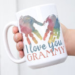 Taza De Café Huellas para el corazón - Abuela regalo - Foto cua<br><div class="desc">¡Verdaderamente el regalo perfecto para los abuelos! Esta adorable jarra cuenta con pequeñas huellas de colores que dan forma a un corazón en el medio. ¡Agrega la foto de tu propio hijo para el regalo personalizado más dulce para la abuela! ¡Esta adorable jarra alegra tu mañana! ¡También perfecto para mamá...</div>