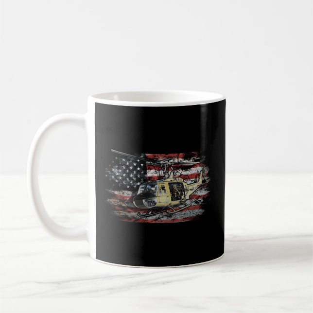 Taza De Café Huey Helicopter Veterano de la Bandera Americana (Izquierda)