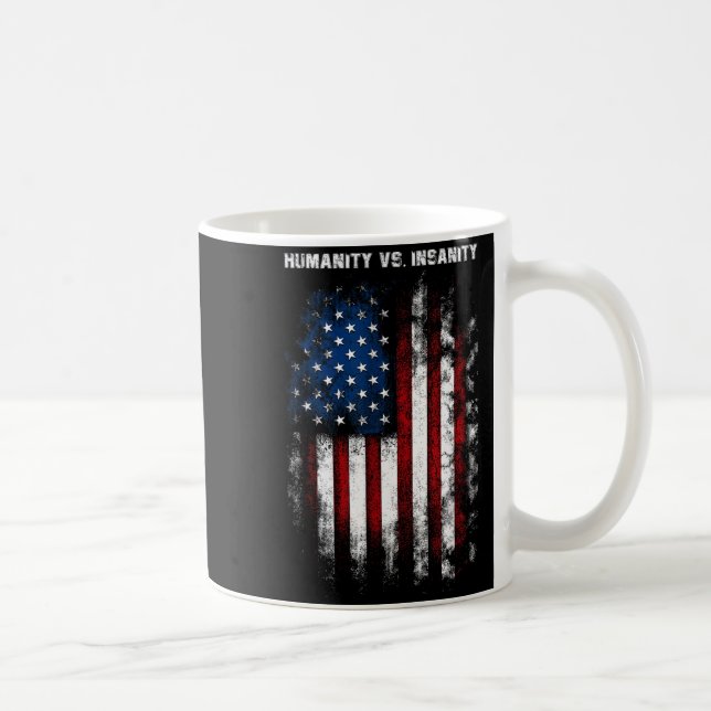 Taza De Café Humanity Vs. Insanity Distressed American Patrioti (Derecha)