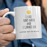 Taza De Café Humor divertido de bolas de bolas, como Personaliz<br><div class="desc">Una graciosa taza de pickleball que dice "Me gustan las bolas duras y no puedo mentir" - algunas como yo suave, otras como yo fuerte ;-) Cambia fácilmente este texto y Agrega más texto personalizado abajo o borra. Nombre del jugador, nombre del torneo, etc. Hace unas fabulosas vacaciones o un...</div>
