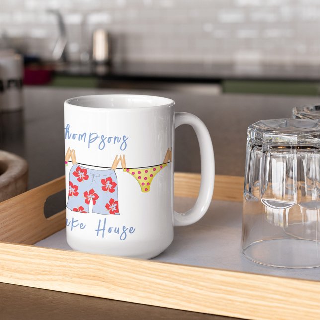 Taza De Café Humor divertido verano personalizado (Whimsical swimsuits lake house personalized mug)
