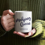 Taza De Café Humor gracioso de la Reina Mahjong nombre personal<br><div class="desc">Celebra tu amor por mahjong con este divertido tazón de café de la "Reina Mahjong", ¡totalmente personalizable con tu nombre! Ya sea que estés bebiendo café durante un juego o simplemente mostrando tu proeza Mahjong, esta taza es perfecta para todos los amantes del Mahjong. El divertido y humorístico diseño declara...</div>