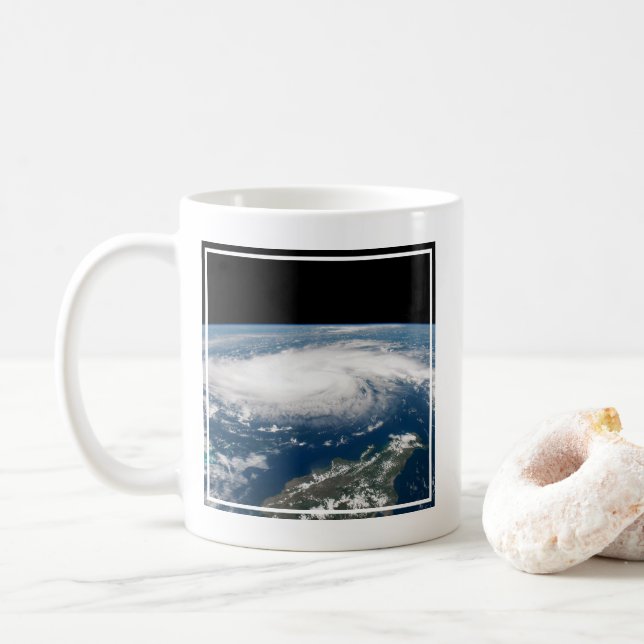 Taza De Café Huracán Dorian Sobre El Océano Atlántico. (Con donut)