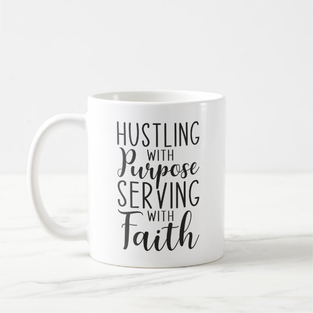Taza De Café Hustling con propósito, sirviendo con fe (Izquierda)