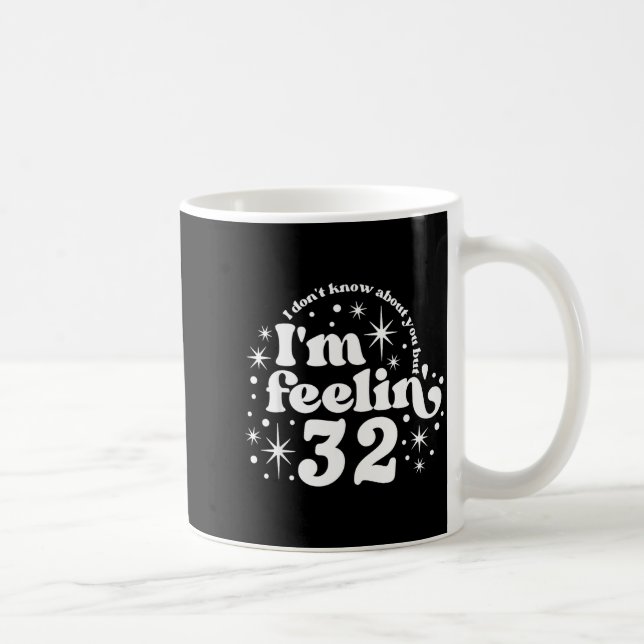 Taza De Café I Don't Know About You But I'm Feeling 32, Hello 3 (Derecha)