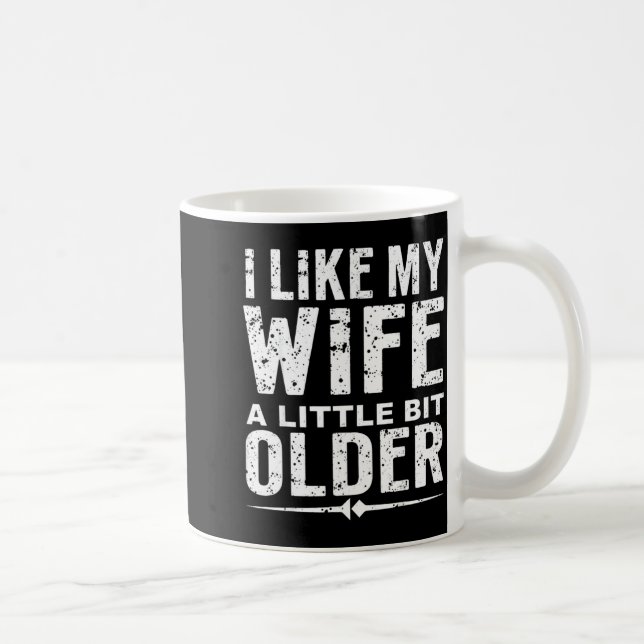Taza De Café I Like My Wife A Little Bit Older Funny Saying Wom (Derecha)