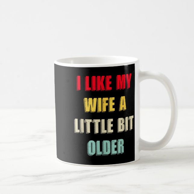 Taza De Café I Like My Wife A Little Bit Older Funny Saying Wom (Derecha)