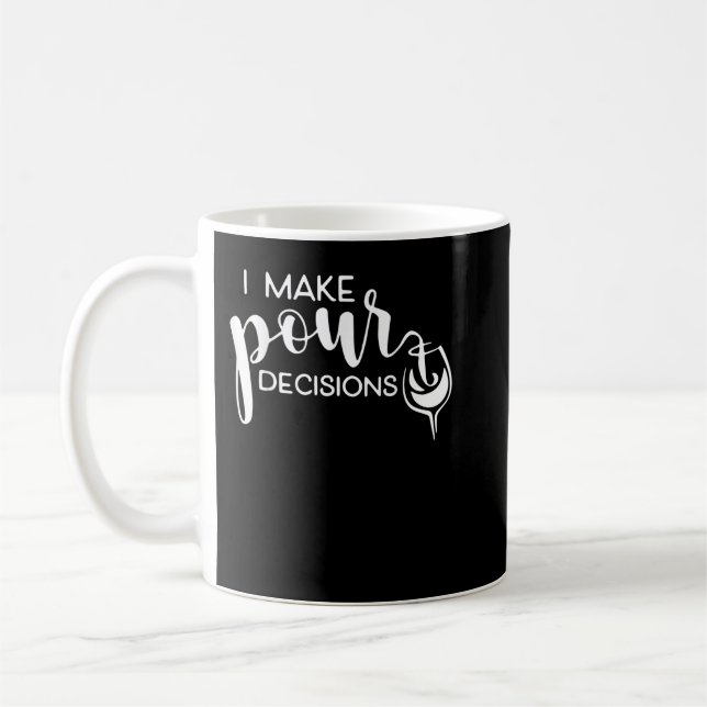 Taza De Café I Make Pour Decisions Funny Wine Drinking T-Shirt (Izquierda)