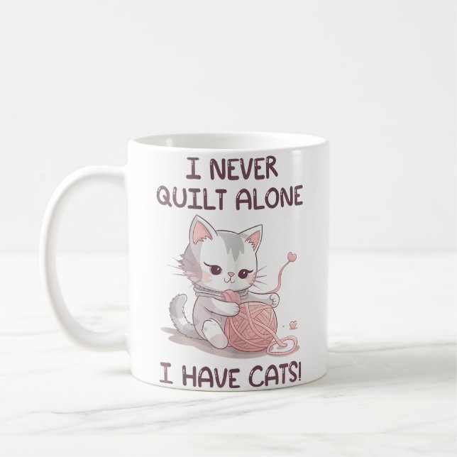 Taza De Café I Never Quilt Alone I Have Cats - Quilter Sewing Q (Izquierda)