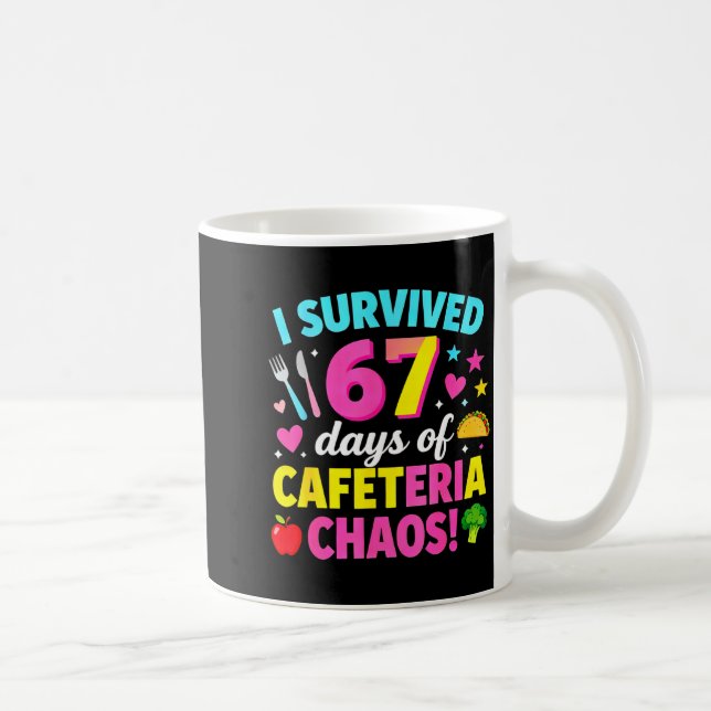 Taza De Café I Survived 67 Days Of Cafeteria Chaos Meme  (Derecha)