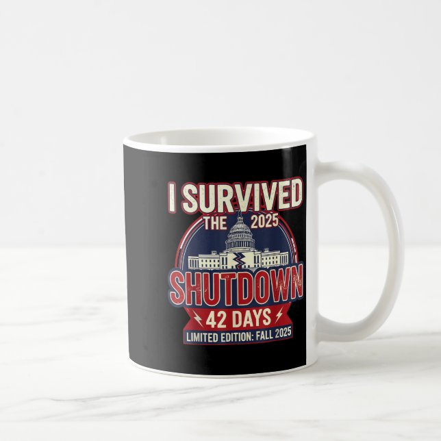 Taza De Café I Survived The 2025 Shutdown Funny Litical Quote  (Derecha)