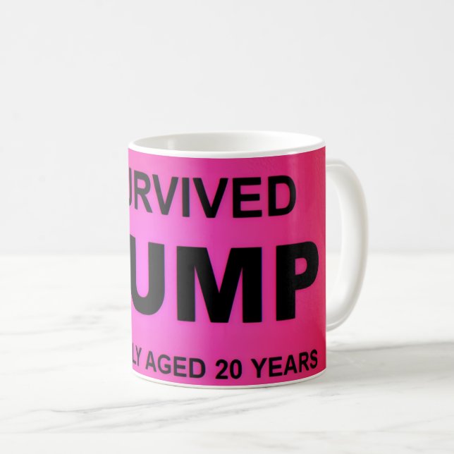 Taza De Café I Survived tRUMP (Anverso derecho)
