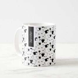 Taza De Café Ilustración de oveja linda con monograma en blanco