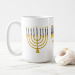 Taza De Café Ilustracion festivo Menorah Hanukkah Blue Candles<br><div class="desc">Relieve metalizado de oro falso menorah velas para su celebración de Hanukkah. Ilustracion menorah caprichoso con estrellas blancas cubiertas de velas celestiales sobre un falso atril de velas menorah dorado. El elegante estrella de Menorah Hanukkah ilustró regalos de diseño y productos de papel.</div>