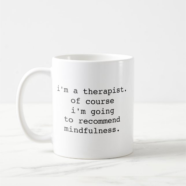 Taza De Café I'm A Therapist, Of Course I'm Going to Recommend  (Izquierda)