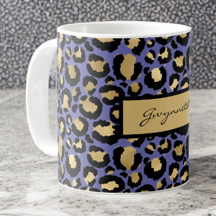 Taza De Café Impresión de Leopardo Monogramado Muy Peri Purple