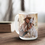 Taza De Café Impresión mínima moderna de imagen completa monogr<br><div class="desc">Lleve consigo esos momentos y recuerdos especiales con nuestra elegante taza de café. El diseño incluye una foto completa que envuelve la taza de café. Agregue su monograma dentro de un diseño de impresión de mascota blanco y el nombre de sus mascotas.</div>