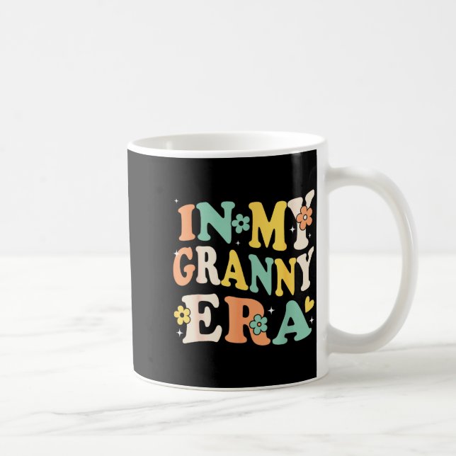 Taza De Café In My Granny Era Funny Sarcastic Groovy Retro Moth (Derecha)