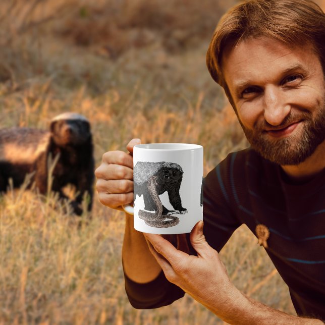 Taza De Café Incansable Badass Honey Badger un ataque a Cobra A (Honey badger verses snake illustration coffee mug badass crazy wild animal art)