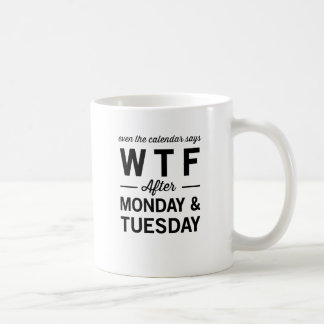 Taza De Café Incluso después lunes martes el calendario dice