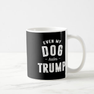 Taza De Café Incluso mi perro odia a Trump contra el presidente