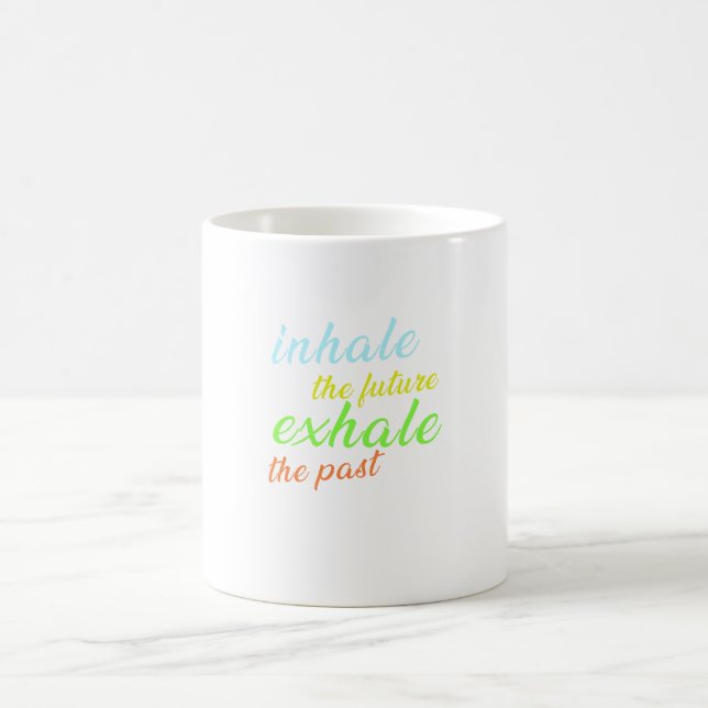 Taza De Café Inhalar el futuro, exhalar el pasado - Motivaciona (Centro)