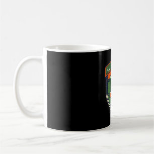 Taza De Café Insignia de campista feliz tienda de campaña monta