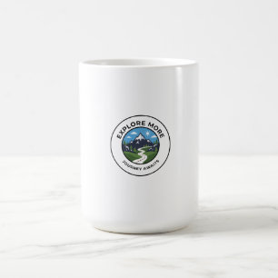 Taza De Café Insignia de excursión al amanecer en la montaña