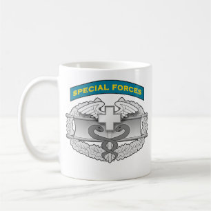 Taza De Café Insignia del médico de la Q-etiqueta y del combat