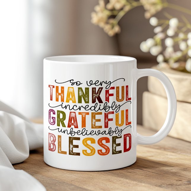 Taza De Café Inspirador del Día de Acción de Gracias del Boho d (Autumn Colored Boho Thanksgiving Inspirational Coffee Mug on a boho wooden table.)