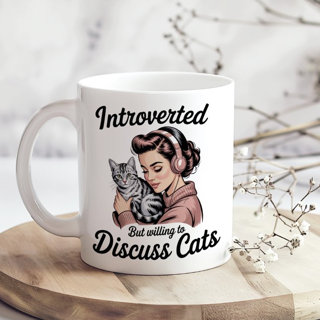 Taza De Café "Introverted But Willing to Discuss Cats" Funny ("Introverted But Willing to Discuss Cats" Funny Coffee Mug on a sunny boho kitchen table.)