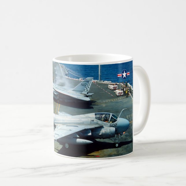 TAZA DE CAFÉ INTRUIDOR A-6E (Anverso derecho)