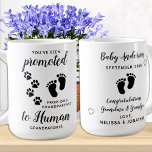 Taza De Café Invitación de embarazo de los nuevos abuelos<br><div class="desc">¡Te han ascendido de abuelos de perros a abuelos humanos! Incluya su mejor perro y su perro guardián recién designado en su invitación de embarazo a sus padres, los abuelos del recién nacido con esta adorable taza de café de invitación de embarazo de perro. "Te han ascendido de abuelos de...</div>