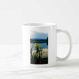Taza De Café Iris amarillo en la orilla del lago