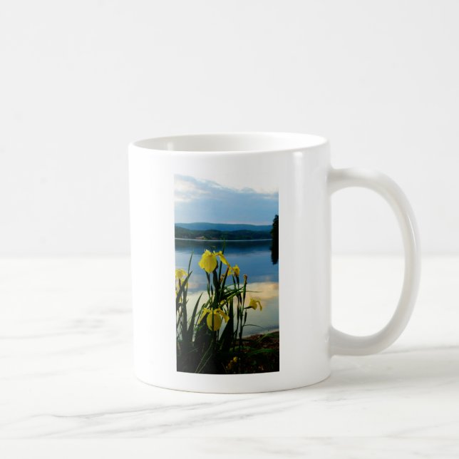 Taza De Café Iris amarillo en la orilla del lago (Derecha)