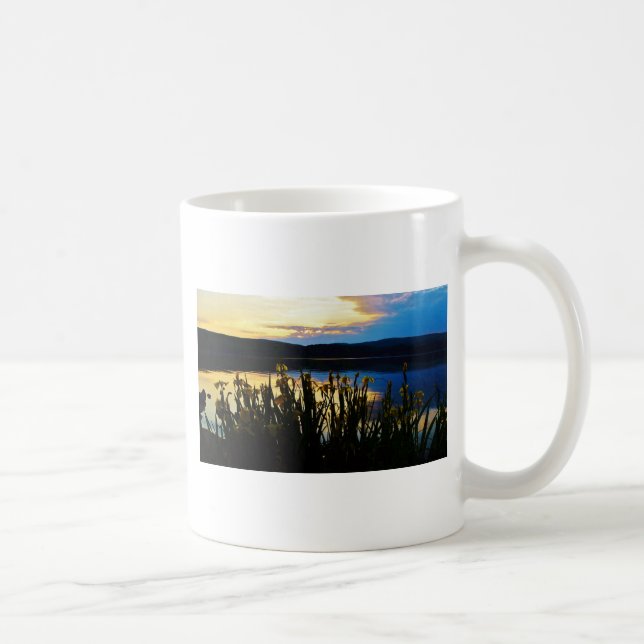 Taza De Café Iris amarillo en la orilla del lago Arrowhead (Derecha)