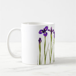 Taza De Café Iris púrpuras aislados en un fondo blanco